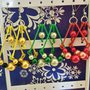 orecchini realizzati con graffette da ufficio in vari colori