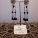 Orecchini chandelier a tre fili in onice, perle con perno in zama
