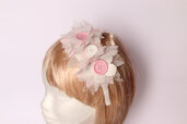 cerchietto bimba con applicazioni bottone e petali tranciati panna e rosa. Coroncina cerimonia e non, realizzata a mano