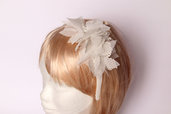 Cerchietto bambina, coroncina cerimonia, accessori per capelli con fiori realizzati con petali tranciati avorio
