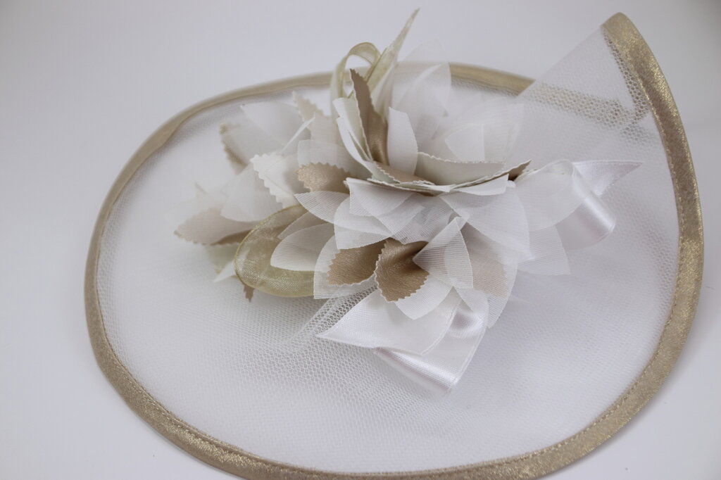 Fascinator da sposa fatto a mano con fiori in avorio e perle: accessorio per capelli da sposa - Italia