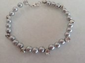 Braccialetto realizzato con perline color argento alternate da perle di metallo con brillantini