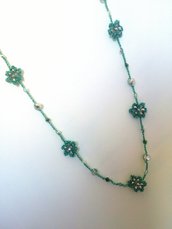 Collana medio-lunga ad uncinetto con cristalli, fatta a mano. Filato di colore verde giada, cristalli argento, verde ,bianco trasparente.                                           