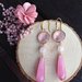 Orecchini pendenti con cristalli rosa, pietre dure (agate) rosa e perni in ottone