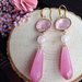 Orecchini pendenti con cristalli rosa, pietre dure (agate) rosa e perni in ottone