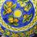 Piatto decorativo murale di ceramica dipinto a mano con corone circolari motivo di mele e foglie ripetuto