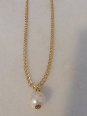 Collana realizzata con catenella di color oro ed impreziosita da un ciondolo che rapresenta una grande perla