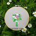 Ricamo in telaio - embroidery - tema floreale - bouquet di fiori - rose bianche, rosa e grigie - handmade
