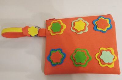 Pochette arancione a fiori in tessuto gomma eva realizzata a mano Pochette arancione a fiori in tessuto gomma eva realizzata a mano