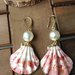 Orecchini pendenti con conchiglie vere, monachelle in ottone e perle