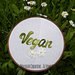 Ricamo in telaio - embroidery - tema floreale - Scritta Vegan con due margherite - idea regalo vegano handmade