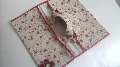 Portatorta, porta teglie o torte in stoffa, in beige e rosso con fiori Portatorta, porta teglie o torte in stoffa, in beige e rosso con fiori