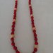 Collana realizzata con perle rosse ed inserti di perle  di legno chiaro e perline in legno scuro