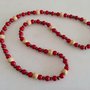 Collana realizzata con perle rosse ed inserti di perle  di legno chiaro e perline in legno scuro