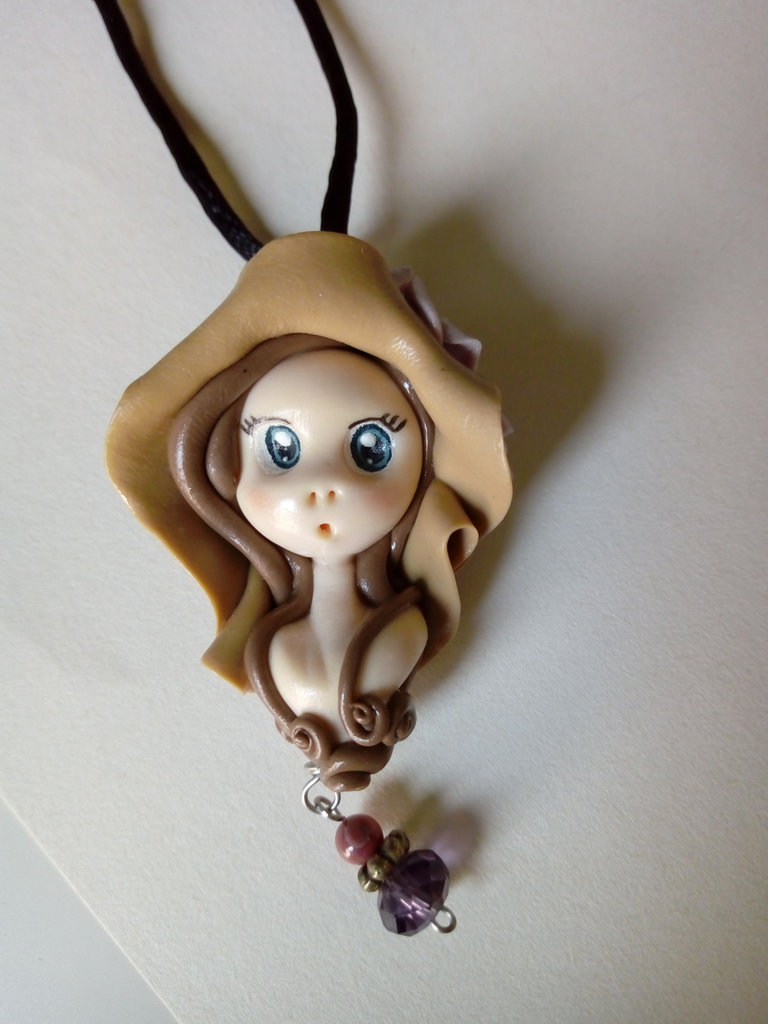 Collana con bambolina fatta a mano
