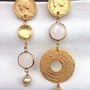 Orecchini pendenti con perni in zama a forma di monete, cristalli, perle coltivate ed elemento in zama