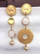Orecchini pendenti con perni in zama a forma di monete, cristalli, perle coltivate ed elemento in zama