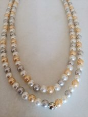 Collana molto delicata con perle alternate color panna, gialle e argento.