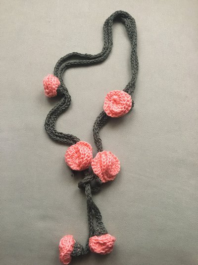 collana con boccioli rosa color salmone collana con boccioli rosa color salmone