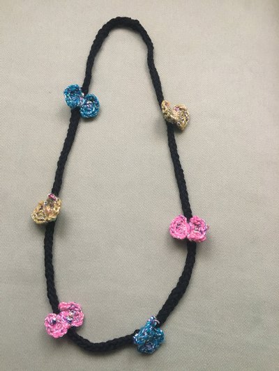 Collana - bracciale filo nero con fiocchetti Collana - bracciale filo nero con fiocchetti