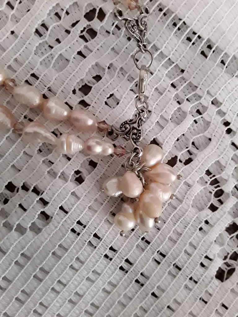 Bracciale elastico con perline bianche e fucsia