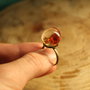 Anello regolabile in resina con peperoncino.