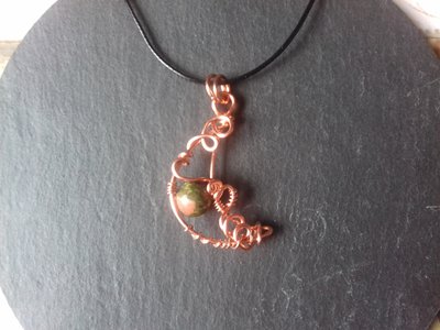 Ciondolo wire in rame a forma di luna con unakite e laccetto nero Ciondolo wire in rame a forma di luna con unakite e laccetto nero