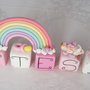 Cake topper cubi con farfalle e bebè in scala di rosa e arcobaleno 9 cubi 9 lettere