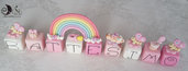 Cake topper cubi con farfalle e bebè in scala di rosa e arcobaleno 9 cubi 9 lettere
