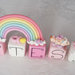Cake topper cubi con farfalle e bebè in scala di rosa e arcobaleno 9 cubi 9 lettere