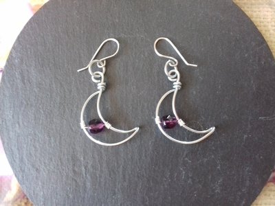Orecchini wire a forma di luna con perline viola Orecchini wire a forma di luna con perline viola