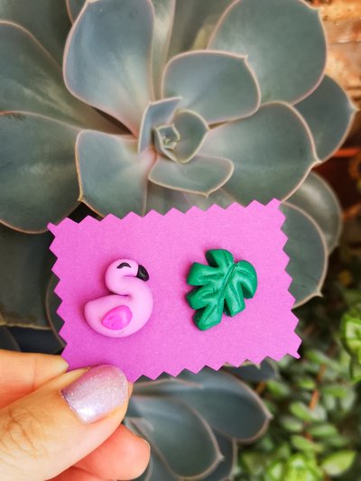 Orecchini da lobo con fenicottero rosa e monstera in fimo, gioielli fenicottero per regalo amica, regalo fenicottero, gioielli esotici Orecchini da lobo con fenicottero rosa e monstera in fimo, gioielli fenicottero per regalo amica, regalo fenicottero, gioielli esotici