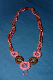 Collana di lana ad uncinetto con anelli e perline
