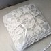 Cuscino portafedi fatto ad  uncinetto con filato  bianco 