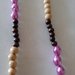Originale collana girocollo realizzata con perle di legno e perle smaltate color lilla.