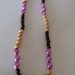 Originale collana girocollo realizzata con perle di legno e perle smaltate color lilla.