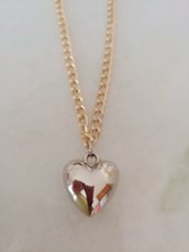 Collana realizzata a mano con catenella in metallo dorato con ciondolo a forma di cuore di color argento