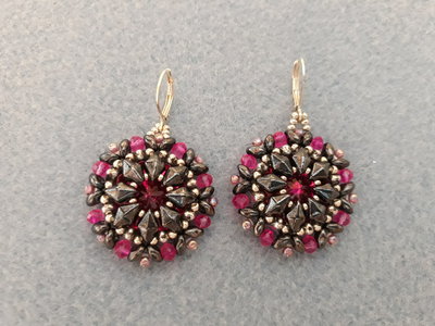 Orecchini stile rock fuxia/nero ematite Orecchini stile rock fuxia/nero ematite