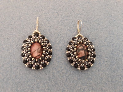 Orecchini con cabochon ovale effetto marmo Orecchini con cabochon ovale effetto marmo