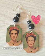 Orecchini pendenti con immagine di Frida kahlo