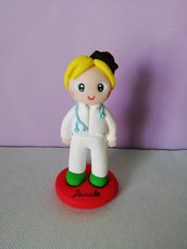 Bomboniera statuina dottore infermiere in pasta polimerica 