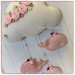 Fiocco nascita nuvola in cotone bianco decorata con roselline e tre balene sui toni del rosa