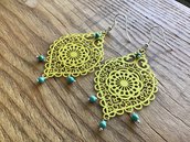 Lunghi orecchini “chandelier” gialli con perline in turchese