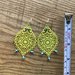 Lunghi orecchini “chandelier” gialli con perline in turchese