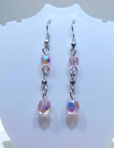 Orecchini pendenti con cristalli rosa. Orecchini pendenti con cristalli rosa.