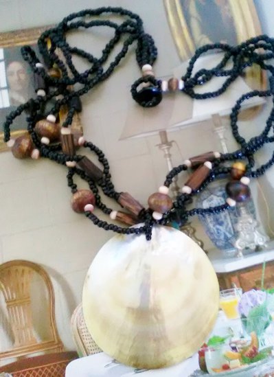 GIROCOLLO COLLANA - PERLINE NERE E LEGNO - CIONDOLO CONCHIGLIA - MARE - STILE VINTAGE GIROCOLLO COLLANA - PERLINE NERE E LEGNO - CIONDOLO CONCHIGLIA - MARE - STILE VINTAGE