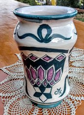 Vasetto in ceramica modellato con tornio in creta rossa ingobbiata dipinto a mano con ingobbi lilium e tell