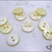 10 bottoni mm.13, in resina colore avorio, cangianti effetto madreperla, attaccatura 2 fori 