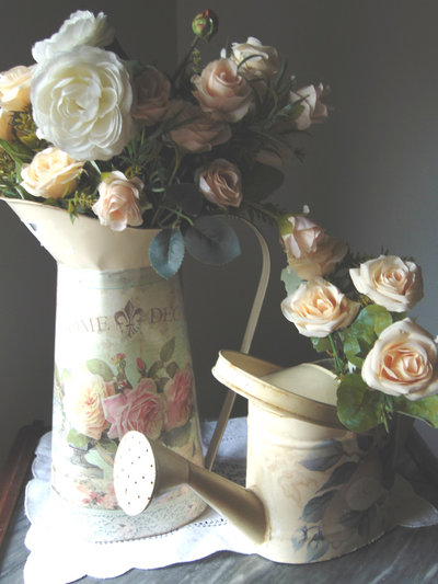 Vasi shabby con fiori sintetici Vasi shabby con fiori sintetici