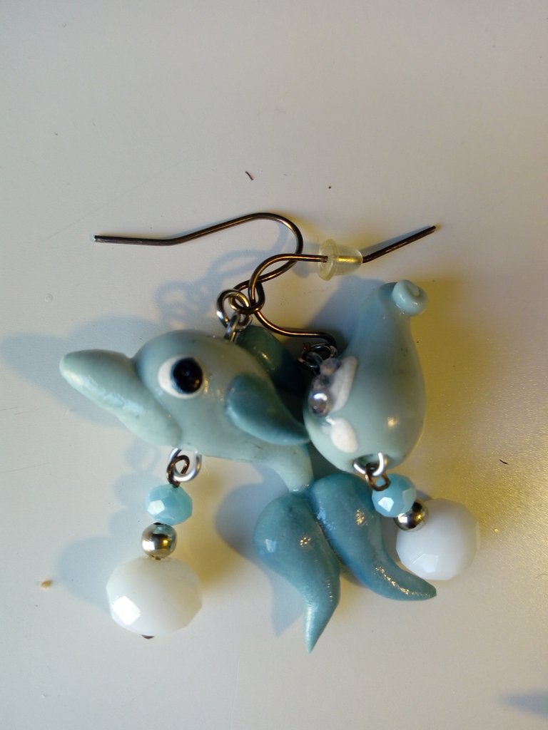 Orecchini a forma di delfino in vetro di mare: gioielli da